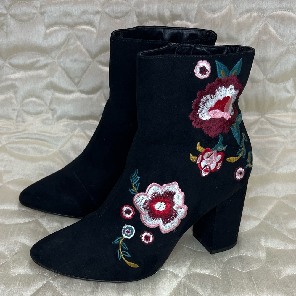 Express Black Flower Ankle Boots Booties Women’s US 7 Block Heel